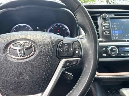 Used 2019 Toyota Highlander XLE AWD/4WD image 13
