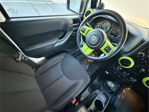 Used 2014 Jeep Wrangler Unlimited Sahara w/ Connectivity Group AWD/4WD image 7