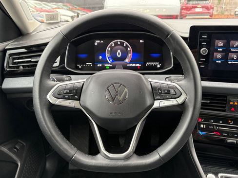 Used 2025 Volkswagen Jetta SE image 27