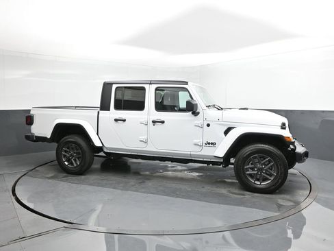 New 2025 Jeep Gladiator Sport image 17