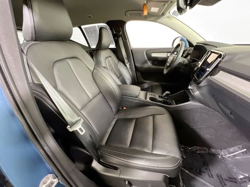 Used 2023 Volvo XC40 B5 Core w/ Convenience Package image 25