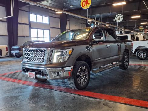 Used 2017 Nissan Titan SL AWD/4WD image 3