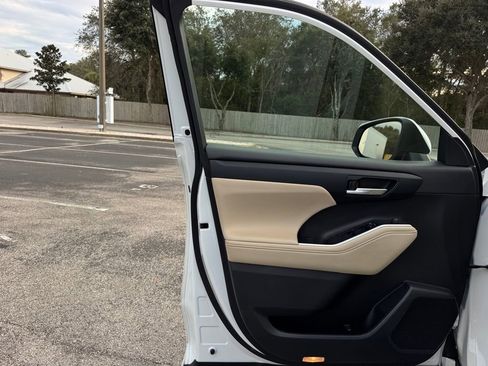 Used 2023 Toyota Highlander XLE image 37