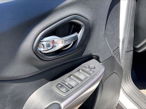 Certified 2022 Jeep Cherokee Latitude Lux w/ Sun & Sound Group AWD/4WD image 33