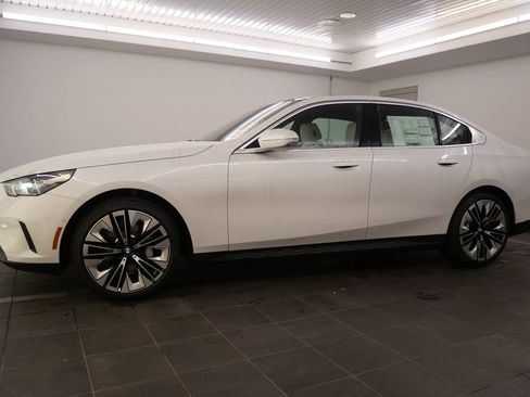 Used 2025 BMW 530i image 2