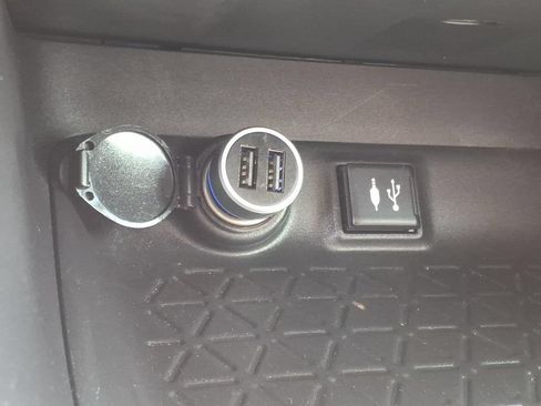 Used 2019 Toyota RAV4 LE FWD image 11
