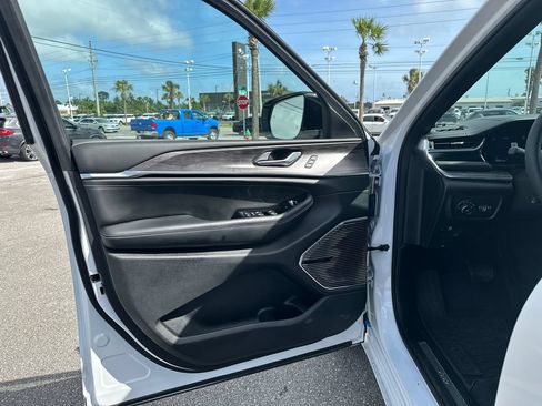Used 2023 Jeep Grand Cherokee Overland AWD/4WD image 11