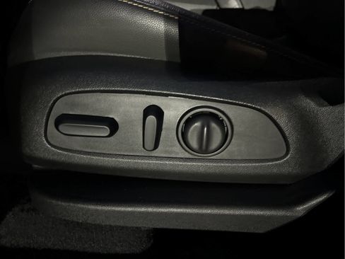 Used 2020 Chevrolet Equinox LT w/ Midnight Edition image 9