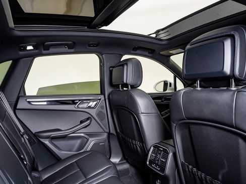 Certified 2025 Porsche Macan image 16