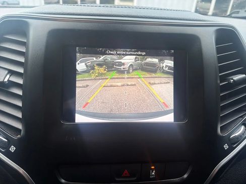 Used 2021 Jeep Cherokee Latitude FWD image 11