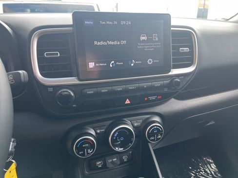 Used 2023 Hyundai Venue SEL FWD image 13