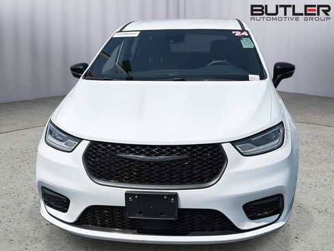 Used 2024 Chrysler Pacifica Limited FWD image 4