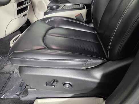 Used 2023 Chrysler Pacifica Touring-L FWD image 12
