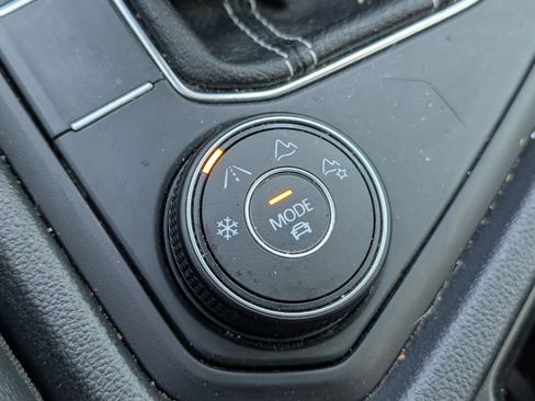 Used 2022 Volkswagen Taos SE image 14