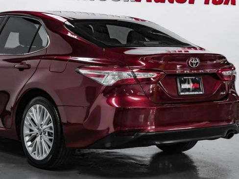 Used 2018 Toyota Camry XLE FWD image 13