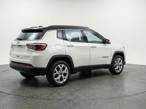 Used 2025 Jeep Compass Latitude AWD/4WD image 9