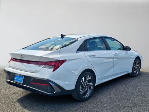 Used 2025 Hyundai Elantra Limited FWD image 3