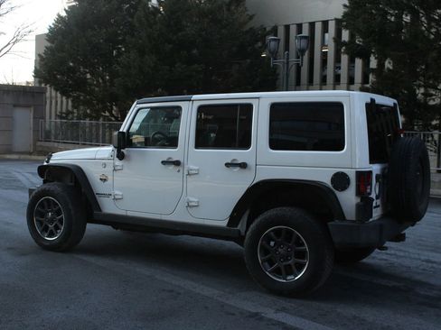 Used 2012 Jeep Wrangler Unlimited Sahara AWD/4WD image 9