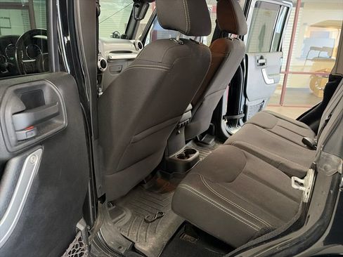 Used 2013 Jeep Wrangler Unlimited Sahara w/ Dual Top Group AWD/4WD image 8