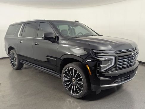 Used 2025 Chevrolet Suburban High Country image 2