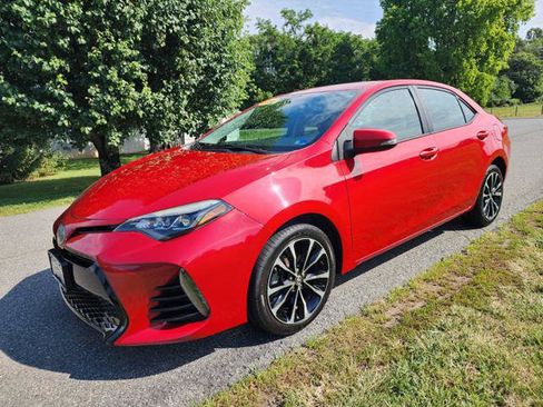 Used 2017 Toyota Corolla SE FWD image 2