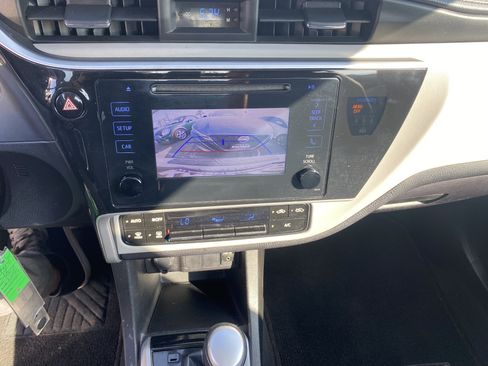 Used 2018 Toyota Corolla LE w/ Carpet Mat Package (TMS) FWD image 12