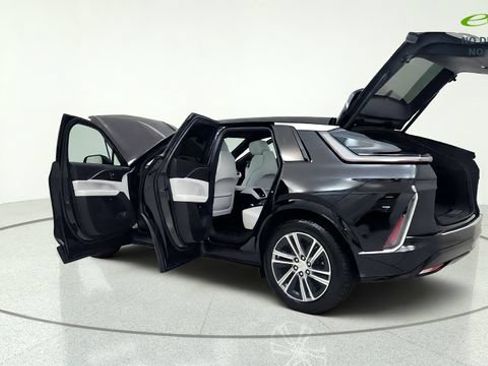 Used 2025 Cadillac Lyriq Luxury AWD/4WD image 16
