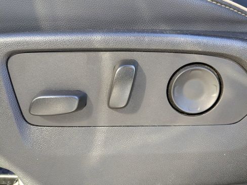 Used 2024 GMC Yukon XL SLT image 23