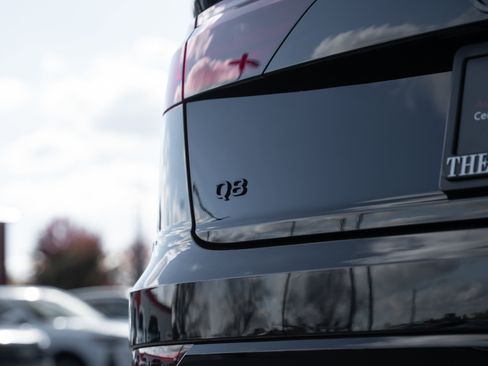 Certified 2025 Audi Q8 Prestige image 32