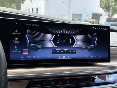 Used 2023 BMW i7 xDrive60 AWD/4WD image 29