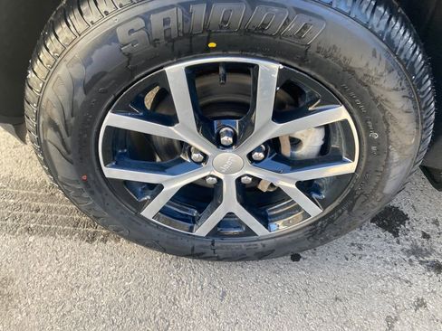 Used 2023 Jeep Grand Cherokee Limited image 31