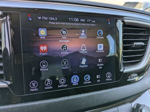 Used 2017 Chrysler Pacifica Touring FWD image 13