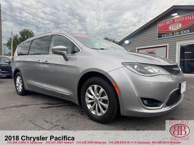 Used 2018 Chrysler Pacifica Touring-L FWD image 1