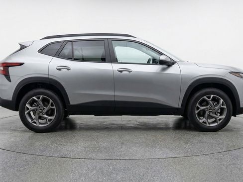 Used 2025 Chevrolet Trax LT image 11