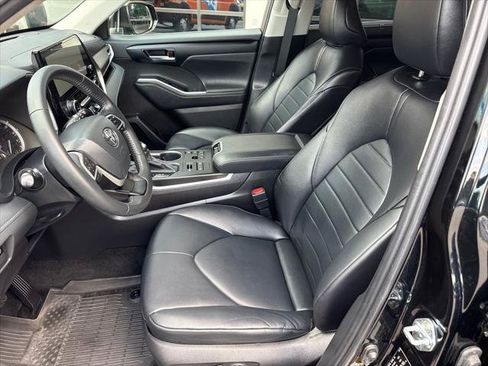 Used 2024 Toyota Highlander XLE AWD/4WD image 13
