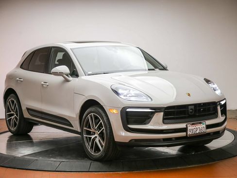 Certified 2026 Porsche Macan AWD/4WD image 4
