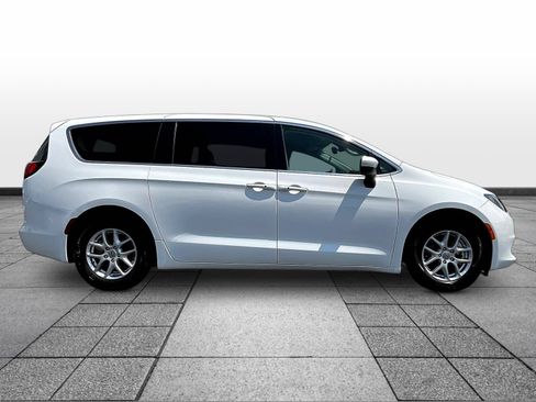 Used 2023 Chrysler Voyager LX FWD image 4