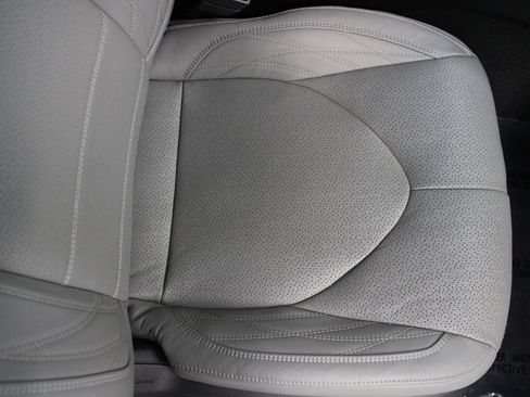 Used 2020 Toyota Avalon Limited image 27