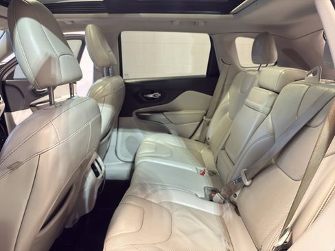 Used 2019 Jeep Cherokee Limited AWD/4WD image 27