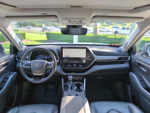 Used 2023 Toyota Highlander Limited FWD image 29