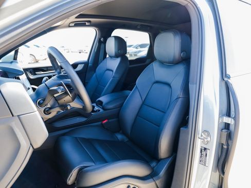 Certified 2025 Porsche Cayenne image 5