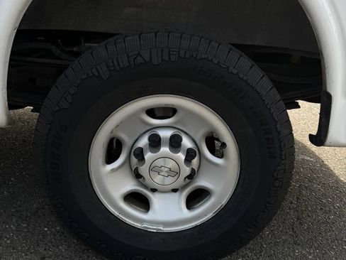 Used 2019 Chevrolet Express 2500 RWD image 16
