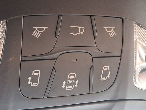 Used 2023 Chrysler Pacifica Pinnacle FWD image 31
