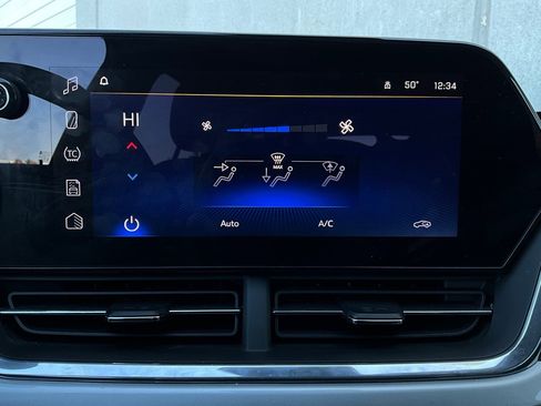 Used 2025 Chevrolet Trax LT w/ LT Convenience Package image 29