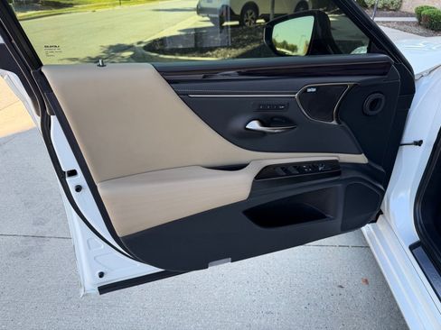 Used 2019 Lexus ES 350 Ultra Luxury w/ Accessory Package 2 FWD image 10