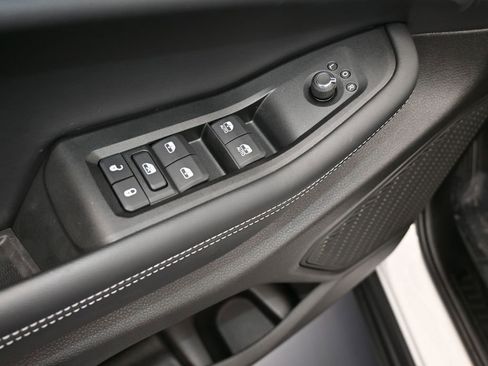 Used 2025 Jeep Grand Cherokee Altitude image 13