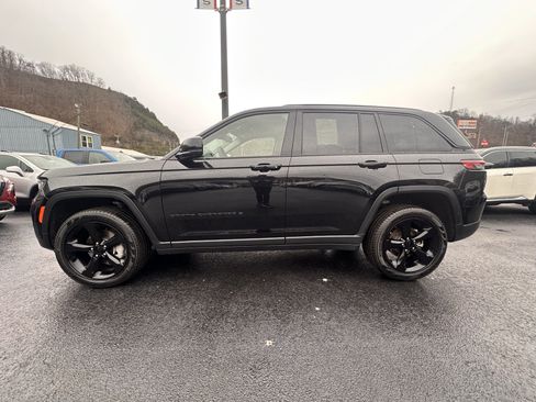 Used 2023 Jeep Grand Cherokee Limited w/ Luxury Tech Group II image 17