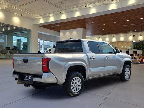 Used 2025 Toyota Tacoma SR5 AWD/4WD image 5