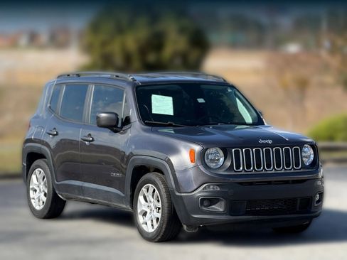 Used 2018 Jeep Renegade Latitude image 1