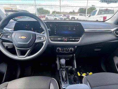 Used 2025 Chevrolet TrailBlazer LT AWD/4WD image 16
